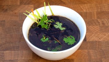 Recept - Petr Stupka a výborná kuřecí polévka v asijském stylu